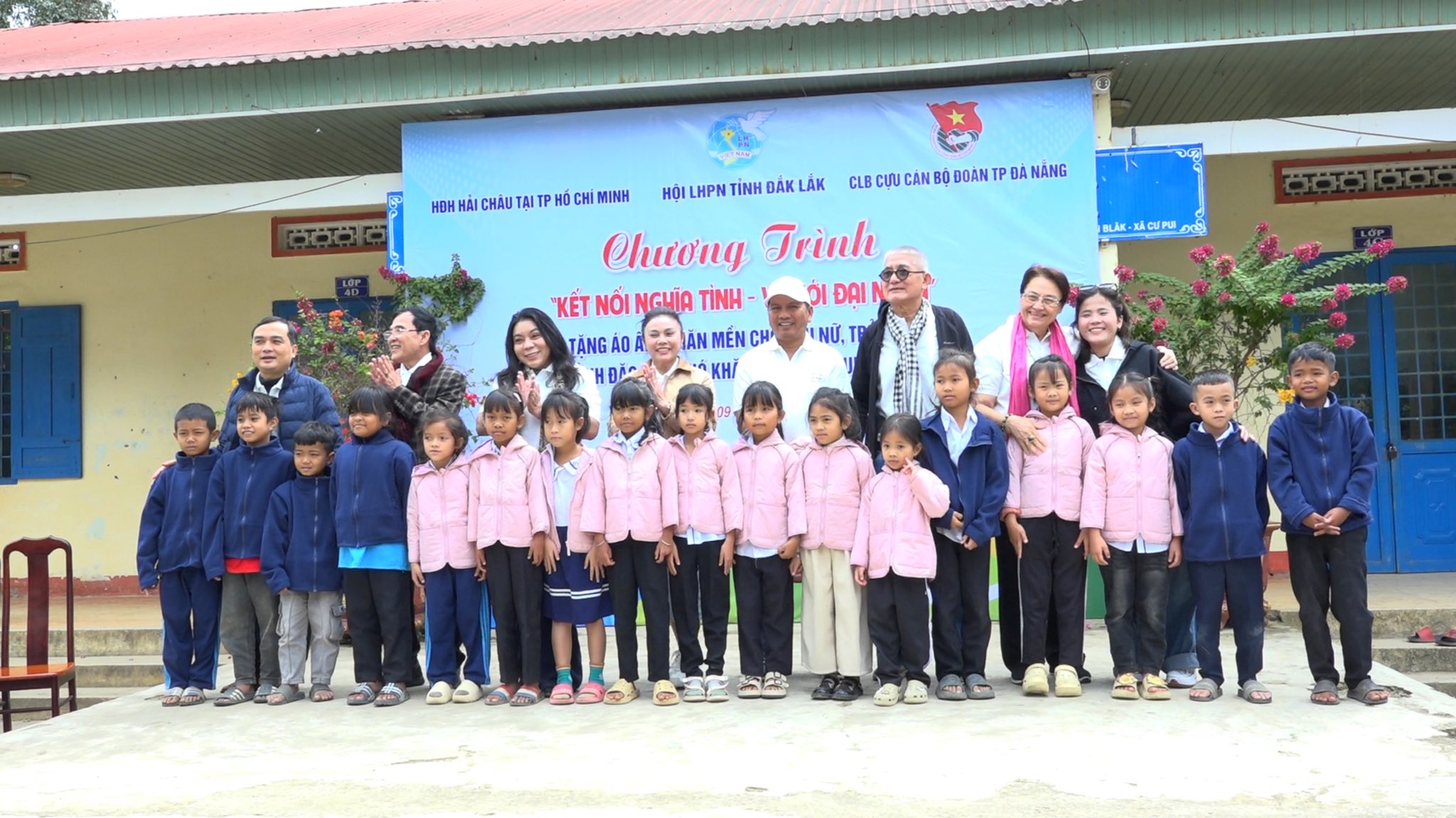 Trao tặng áo ấm, chăn mền cho phụ nữ, trẻ em nghèo tại xã Cư Pui